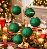 Elegant juletræ med grønne glas kugler